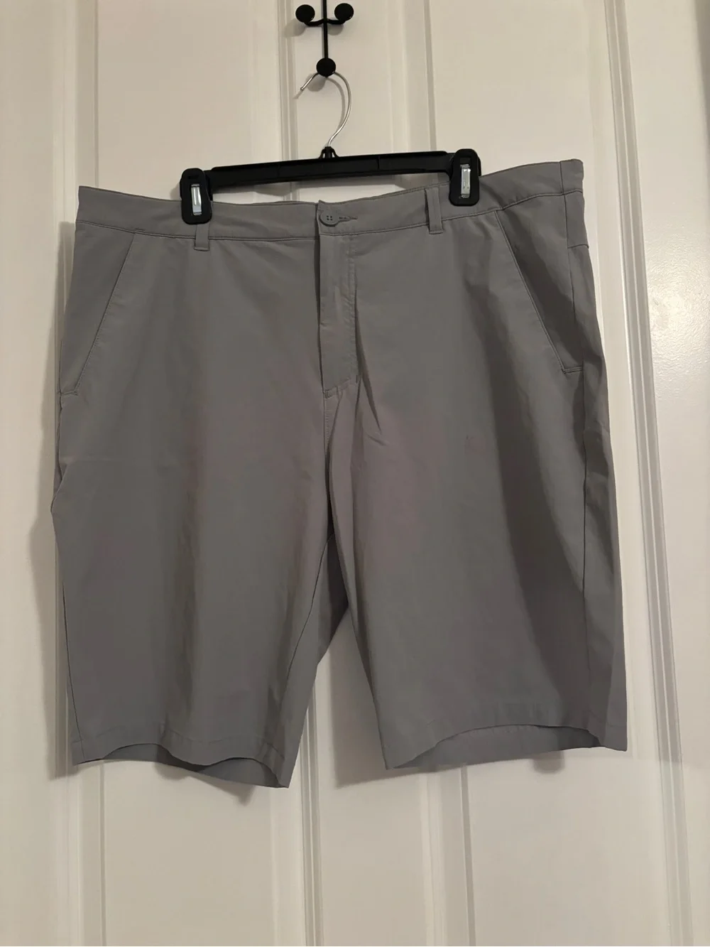 Oakley Men's Light Gray Flat Front Golf Shorts. Size 38. Regular Fit. Pockets